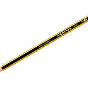 Lápis de grafite Staedtler Noris 120-2 – HB com corpo hexagonal equipado com mina ultrarresistente de 2 mm para maior durabilidade. Fabricado em madeira proveniente de florestas geridas de forma sustentável